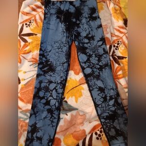 Stylish Blue Tie-Dye Athletic Leggings